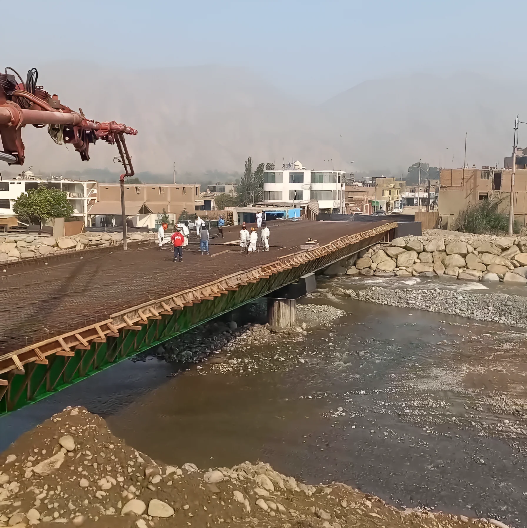 Dercomix SAC - Puente Trapiche - Puente Trapiche en proceso de vaciado de concreto